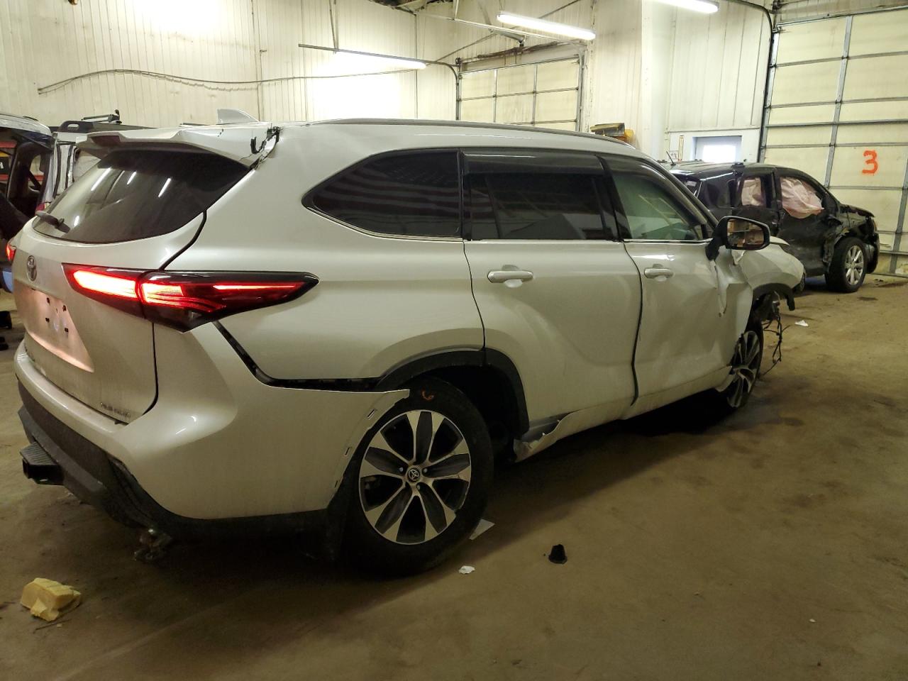 2022 TOYOTA HIGHLANDER XLE VIN:5TDGZRBH8NS560915