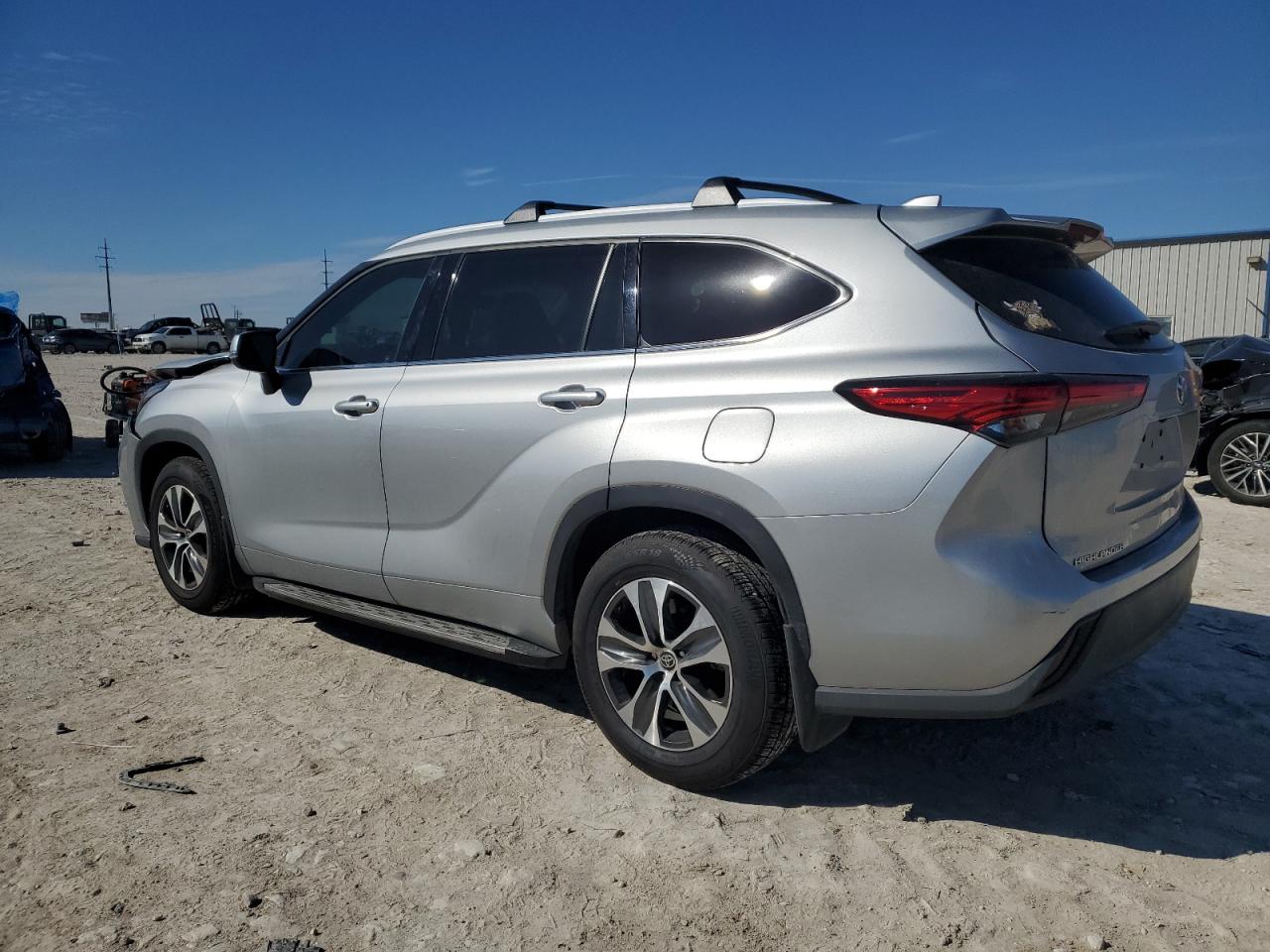 2022 TOYOTA HIGHLANDER XLE VIN:5TDGZRAH7NS105782