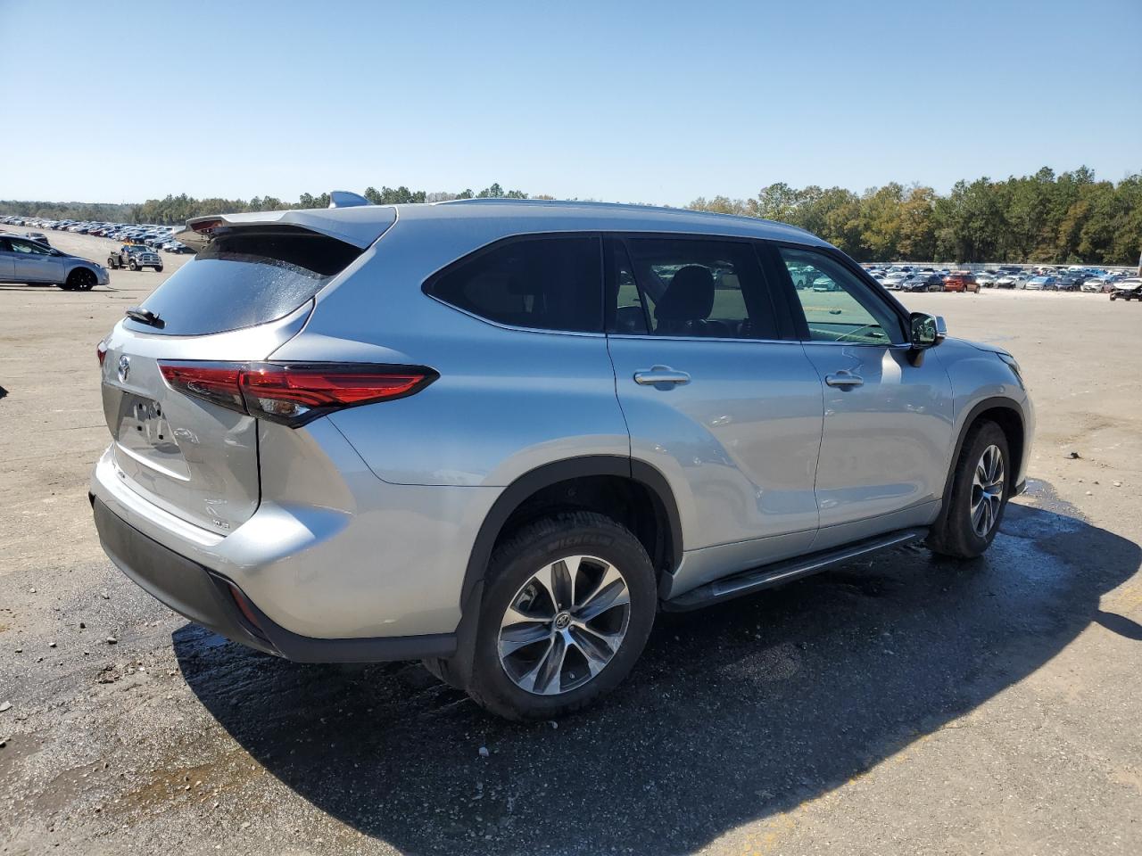 2022 TOYOTA HIGHLANDER XLE VIN:5TDGZRAH3NS131604