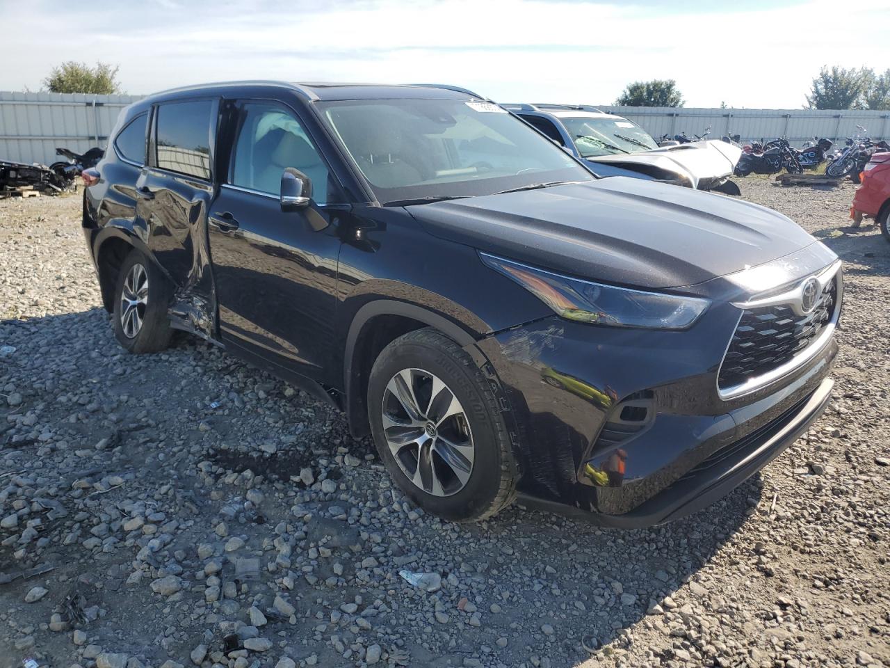 2022 TOYOTA HIGHLANDER XLE VIN:5TDHZRBH1NS228013