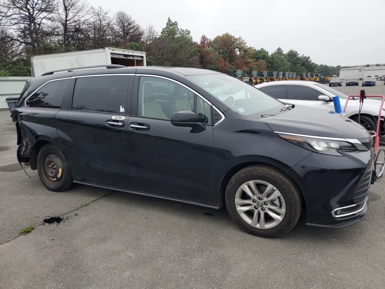 2024 TOYOTA SIENNA XLE VIN:5TDJSKFC1RS108701