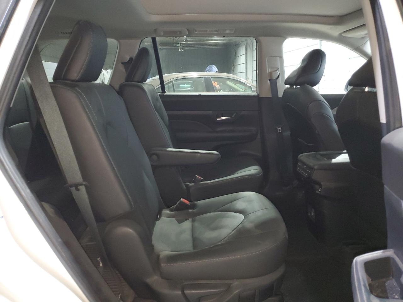 2024 TOYOTA GRAND HIGHLANDER XLE VIN:5TDAAAB55RS038673