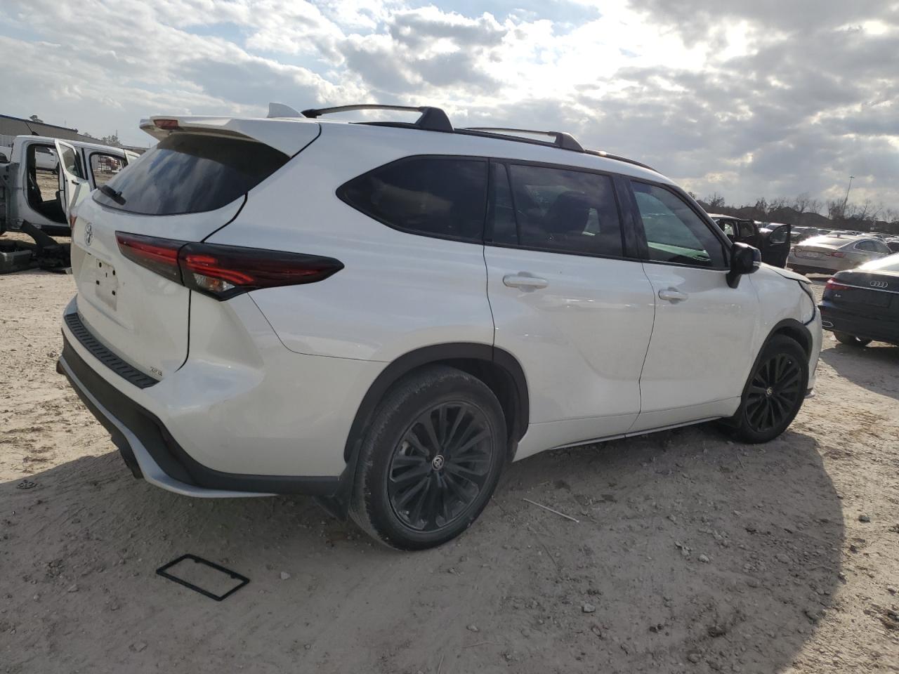 2024 TOYOTA HIGHLANDER LE VIN:5TDKDRAHXRS531559