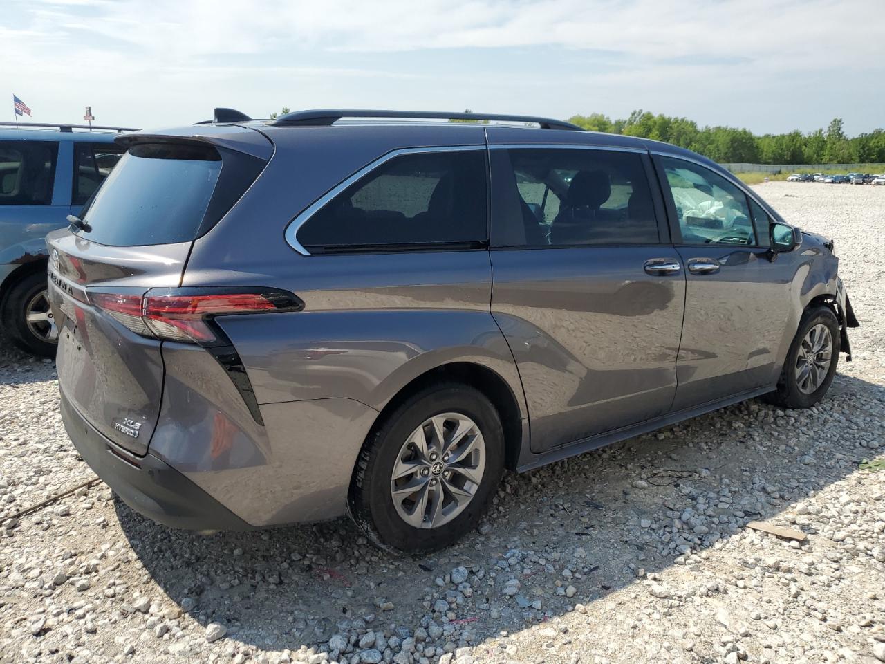 2022 TOYOTA SIENNA XLE VIN:5TDJRKEC1NS122217