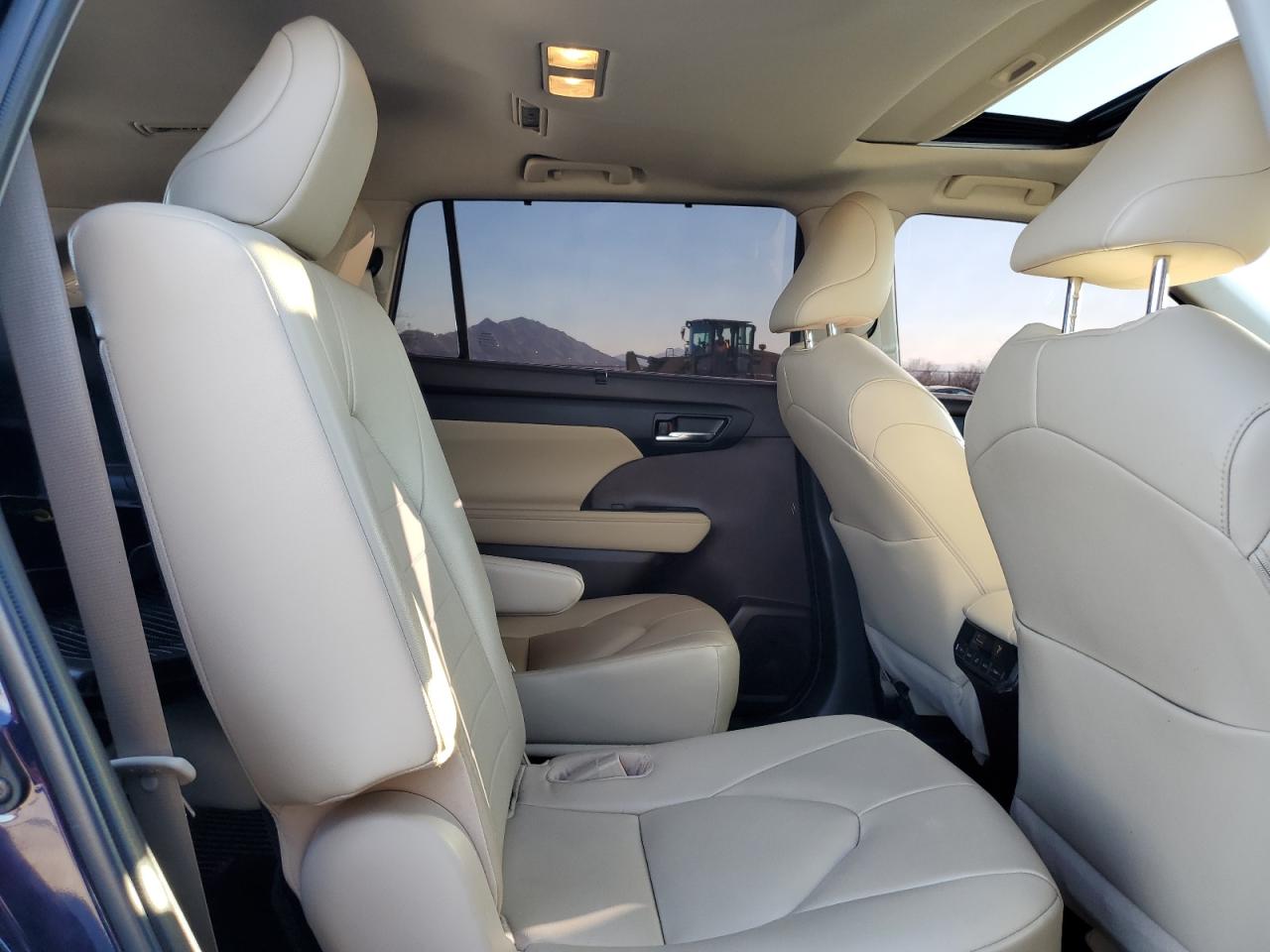2022 TOYOTA HIGHLANDER XLE VIN:5TDGZRBH7NS570528