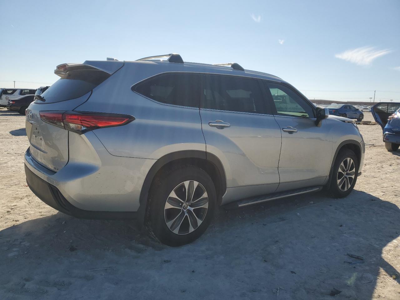 2022 TOYOTA HIGHLANDER XLE VIN:5TDGZRAH7NS105782