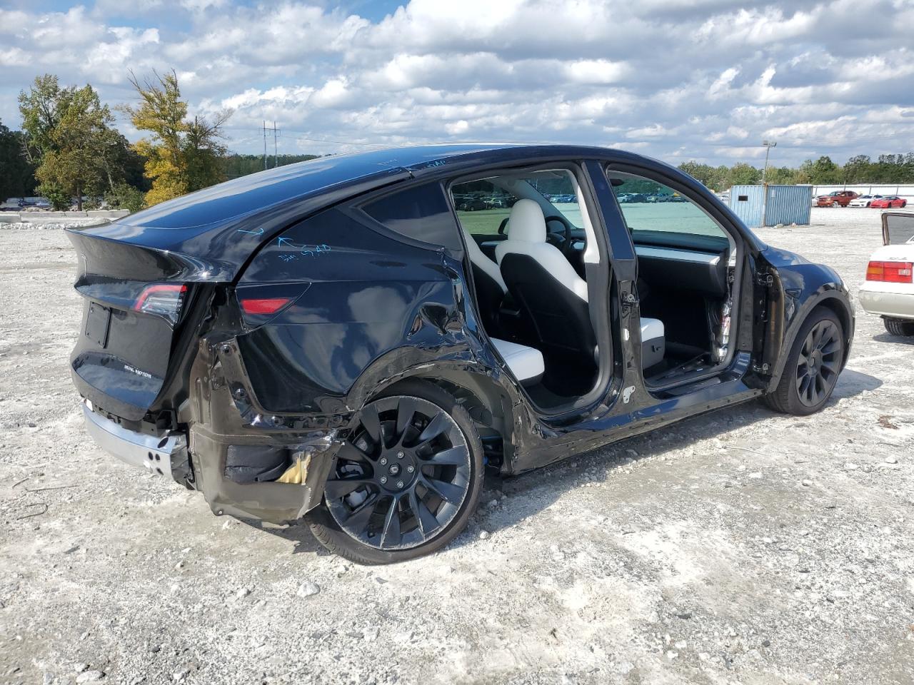 2024 TESLA MODEL Y  VIN:7SAYGDEE0RA241839