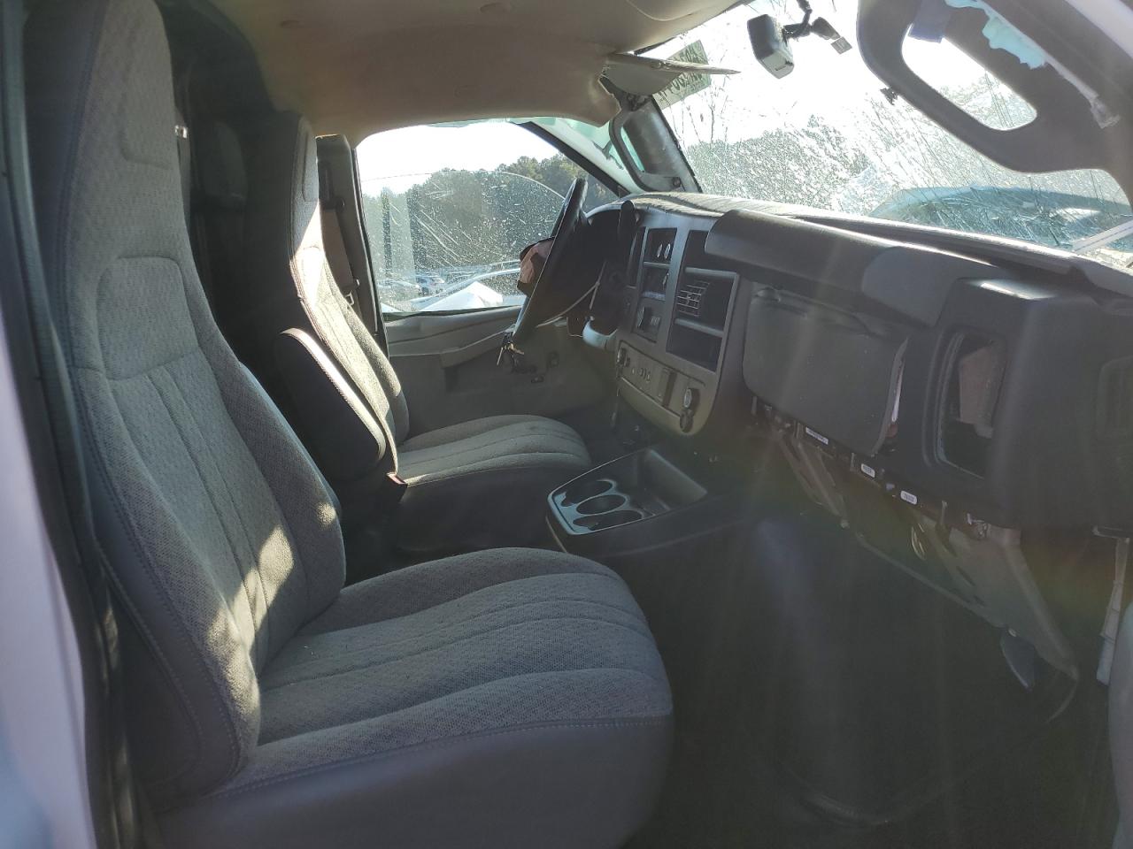 2024 CHEVROLET EXPRESS G2500  VIN:1GCWGAF78R1102458