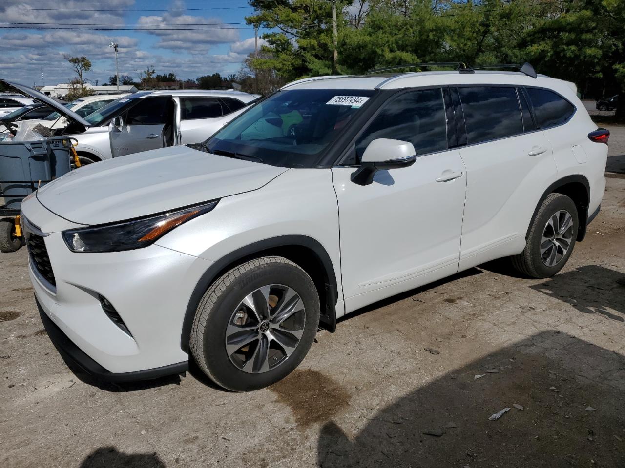 2022 TOYOTA HIGHLANDER XLE VIN:5TDGZRBH8NS244219