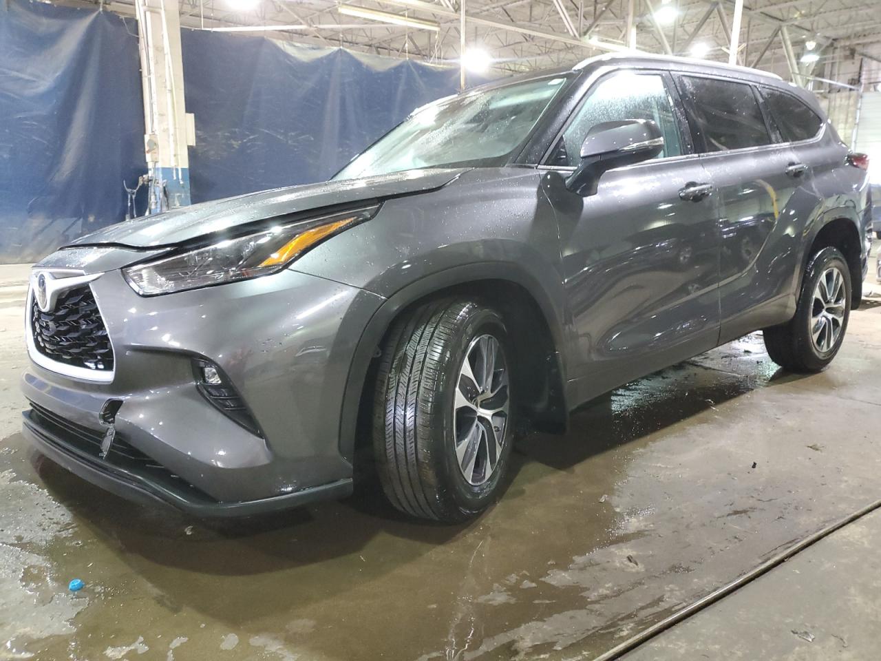 2022 TOYOTA HIGHLANDER XLE VIN:5TDGZRBHXNS222559