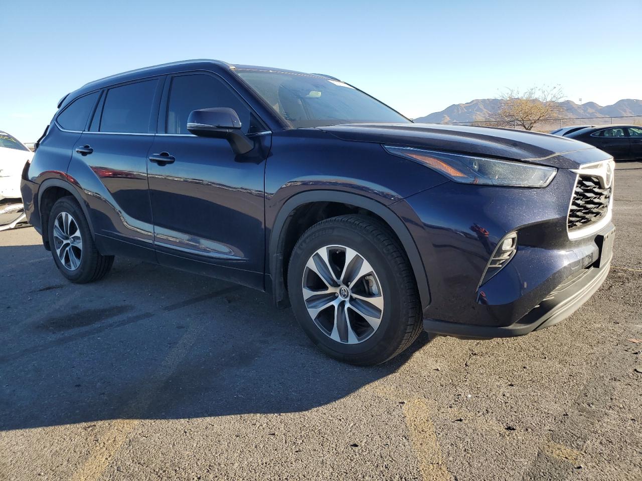 2022 TOYOTA HIGHLANDER XLE VIN:5TDGZRBH7NS570528