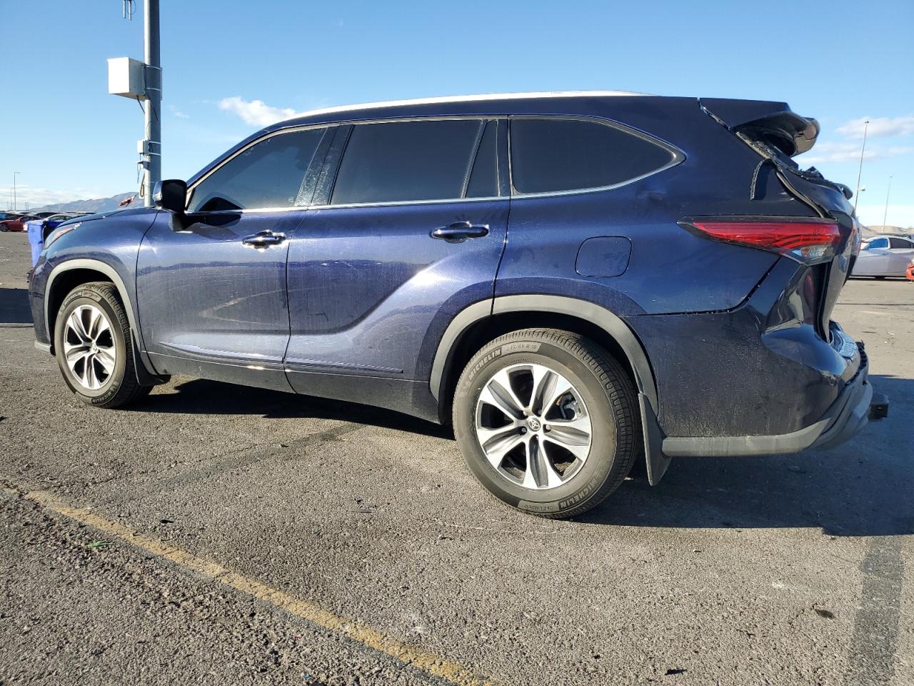 2022 TOYOTA HIGHLANDER XLE VIN:5TDGZRBH7NS570528