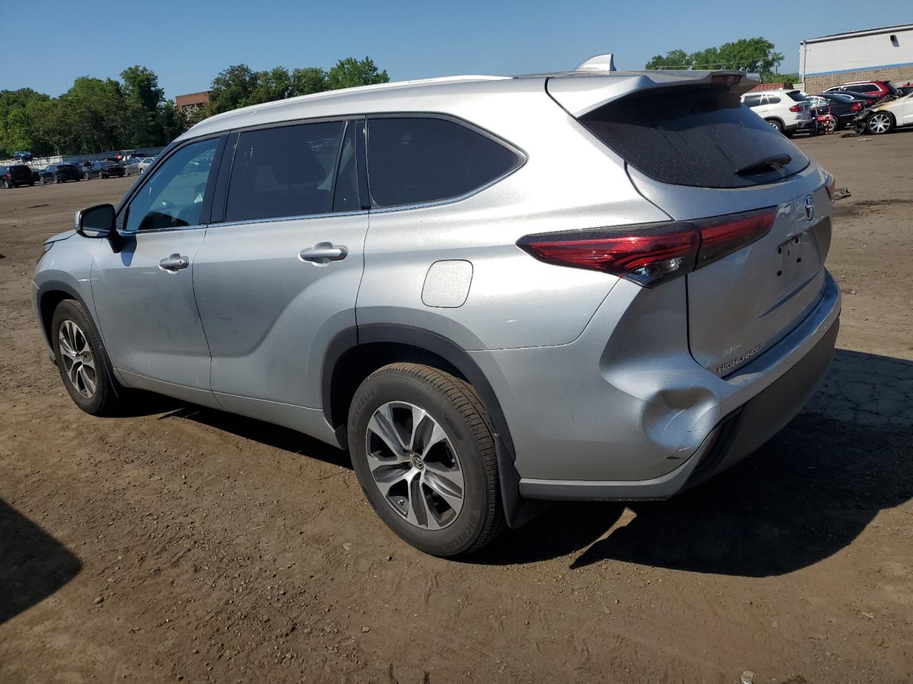 2022 TOYOTA HIGHLANDER XLE VIN:5TDGZRBH3NS581896