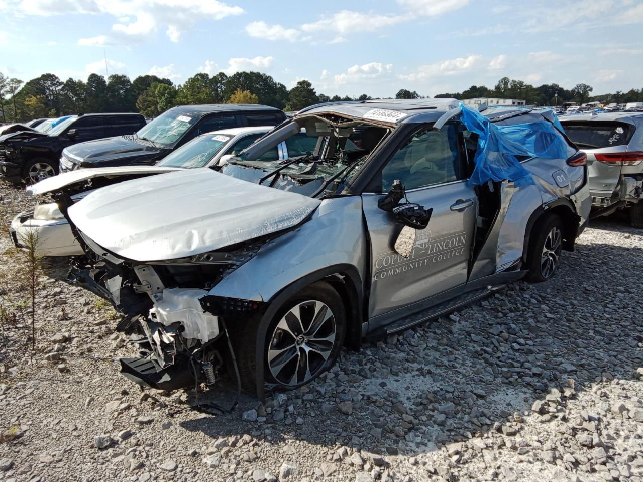 2022 TOYOTA HIGHLANDER XLE VIN:5TDGZRAH3NS126709