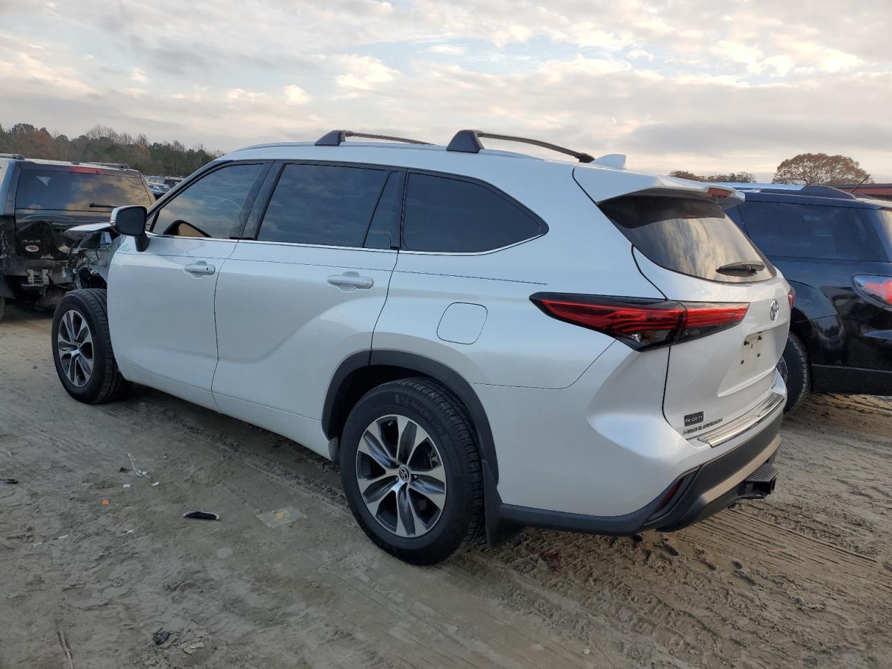 2022 TOYOTA HIGHLANDER XLE VIN:5TDGZRBH1NS165345