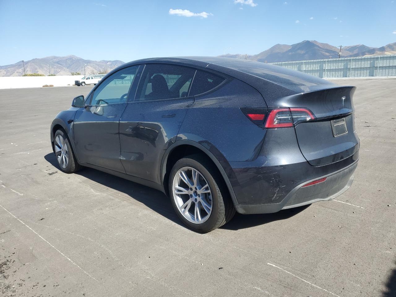 2024 TESLA MODEL Y  VIN:7SAYGDEE1RA241977