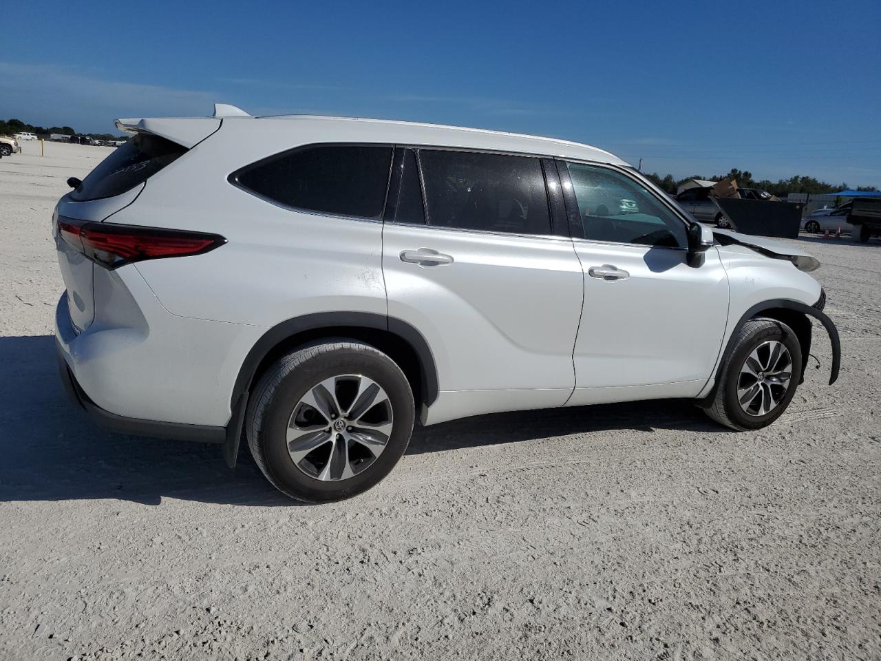 2022 TOYOTA HIGHLANDER XLE VIN:5TDHZRBH9NS174475