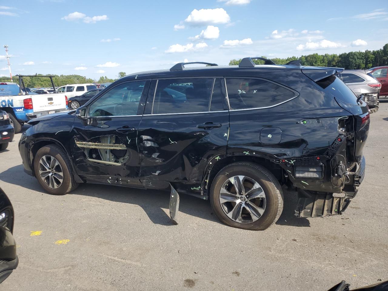 2022 TOYOTA HIGHLANDER XLE VIN:5TDHZRBH4NS581877
