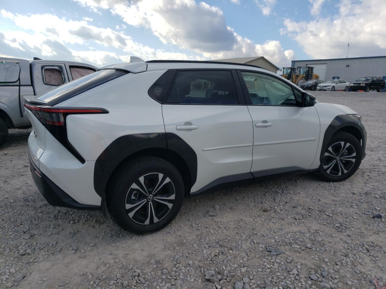 2024 TOYOTA BZ4X XLE VIN:JTMABACA9RA071455