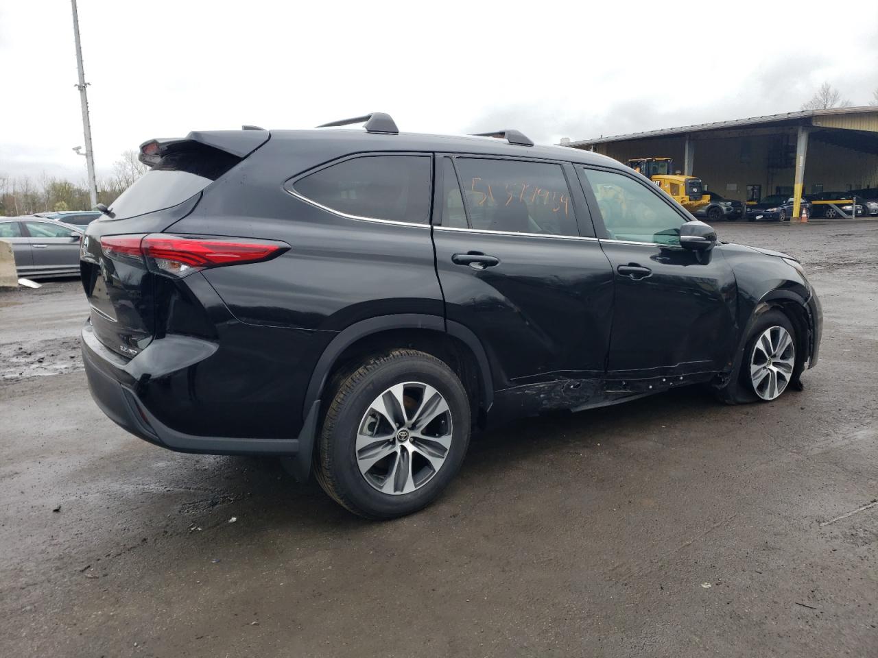 2022 TOYOTA HIGHLANDER XLE VIN:5TDHZRBH9NS572429