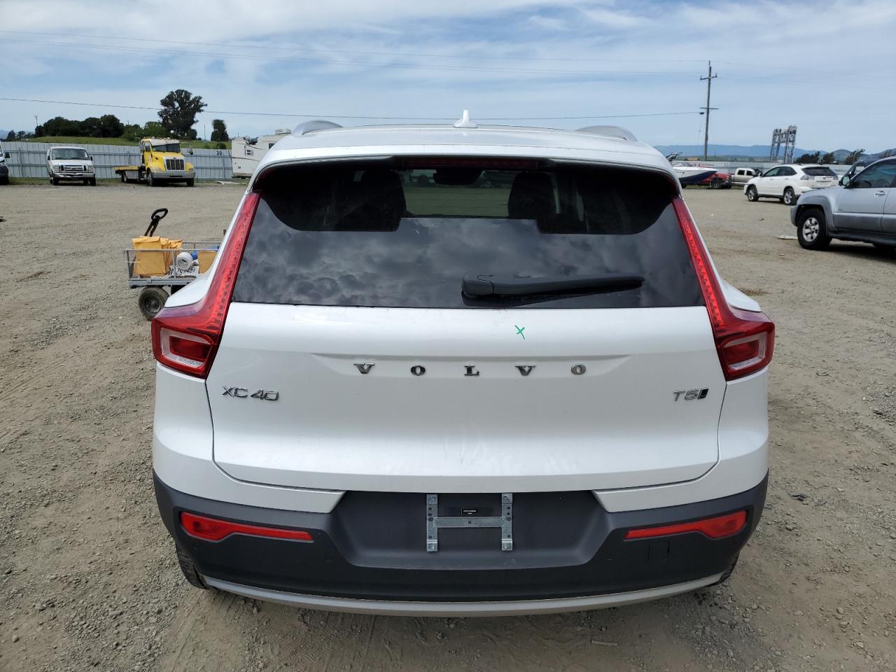 2022 VOLVO XC40 T5 MOMENTUM VIN:YV4162UK0N2647095