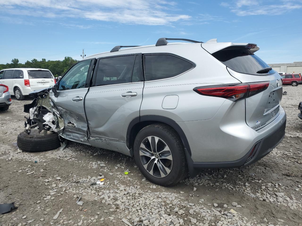 2022 TOYOTA HIGHLANDER XLE VIN:5TDGZRBHXNS581653