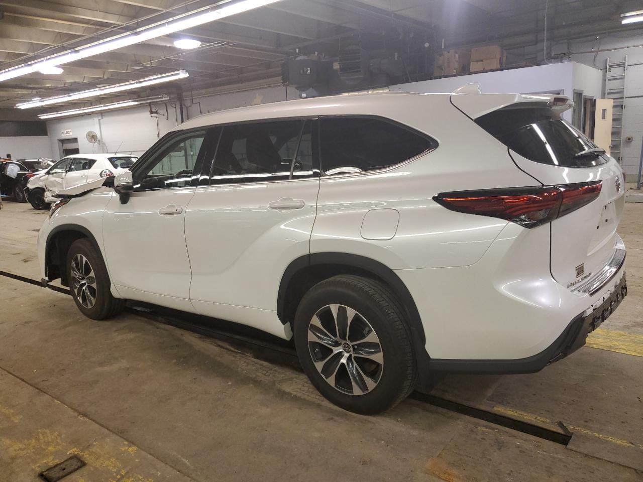 2022 TOYOTA HIGHLANDER XLE VIN:5TDGZRBH0NS560570