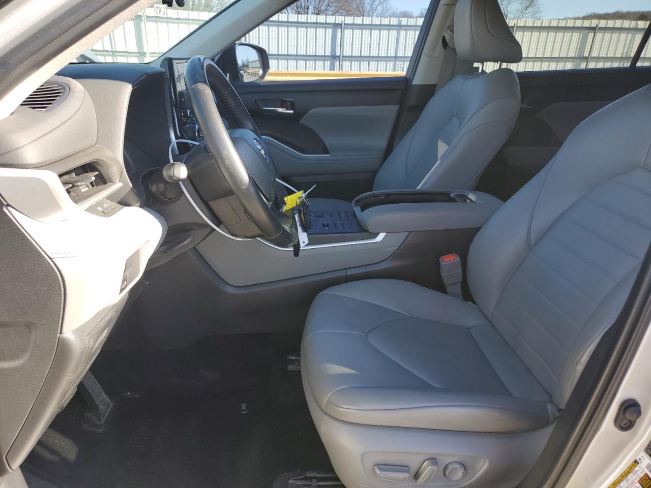 2022 TOYOTA HIGHLANDER XLE VIN:5TDGZRBH1NS594310