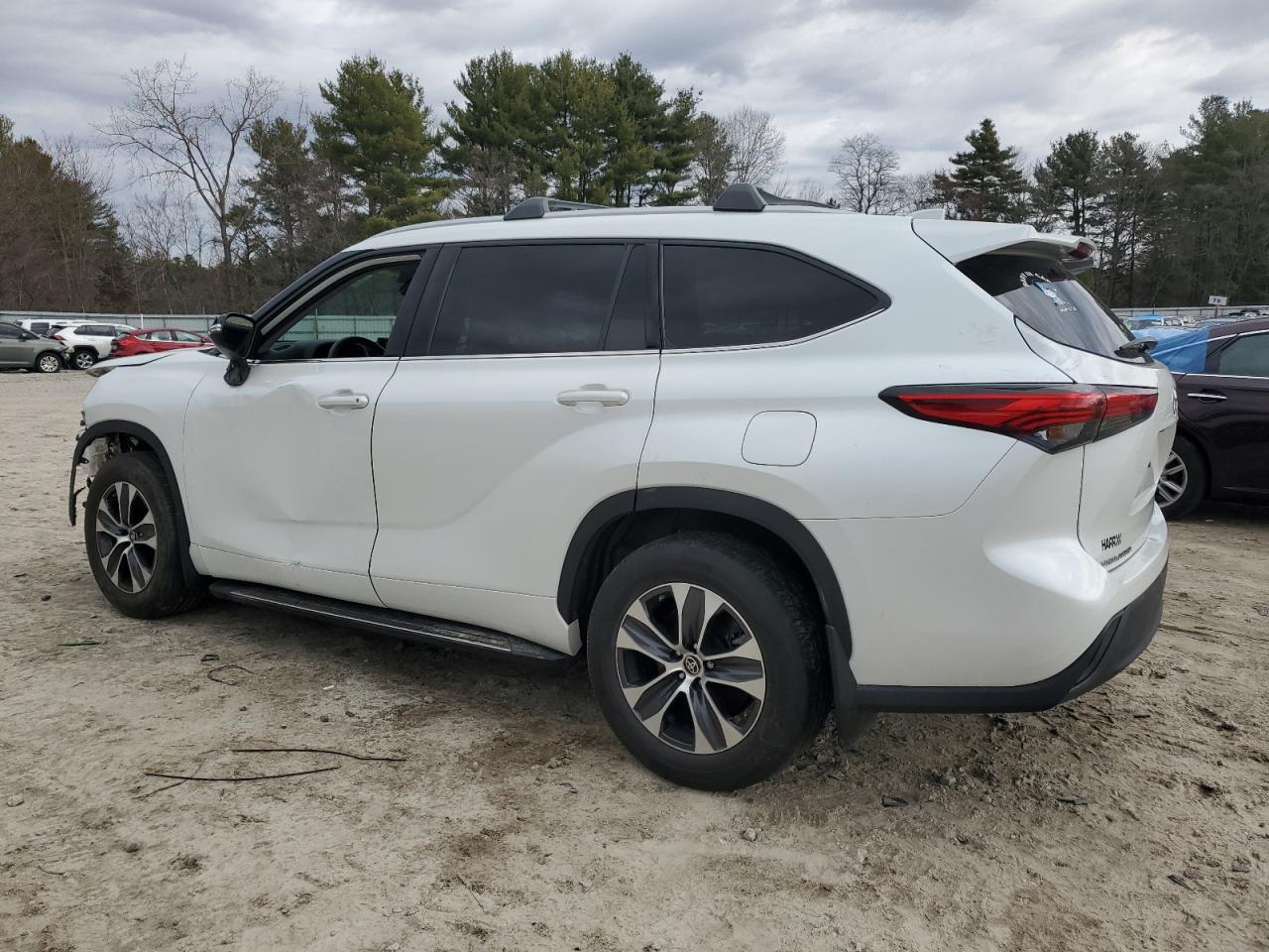2022 TOYOTA HIGHLANDER XLE VIN:5TDHZRBH4NS220987