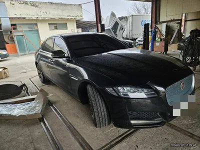 2016 Jaguar XF VIN: