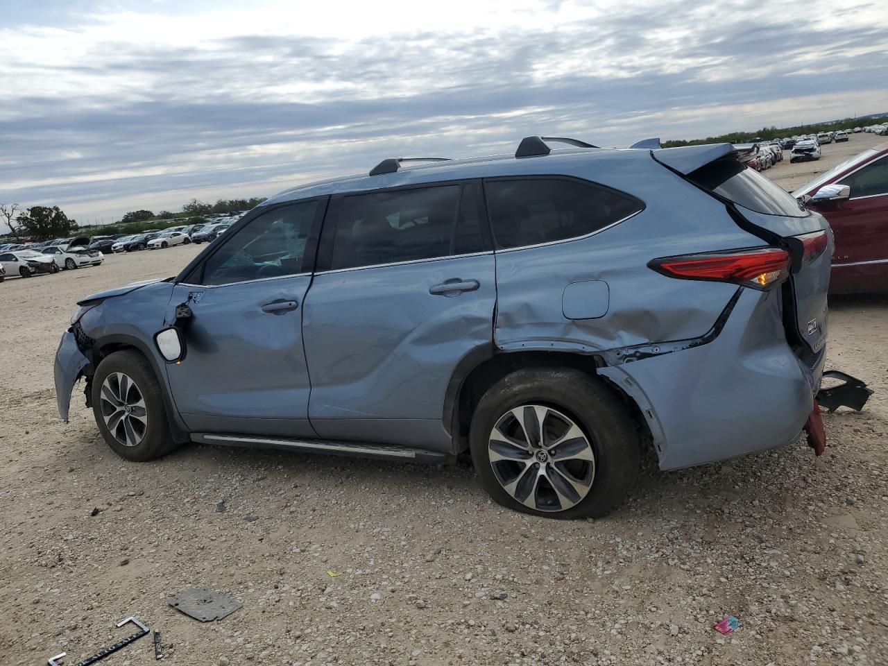 2022 TOYOTA HIGHLANDER XLE VIN:5TDGZRAH8NS138046