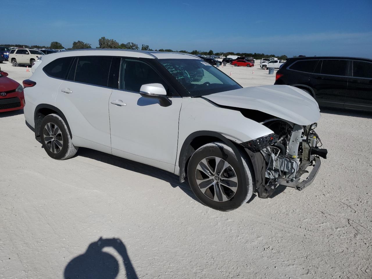 2022 TOYOTA HIGHLANDER XLE VIN:5TDHZRBH9NS174475