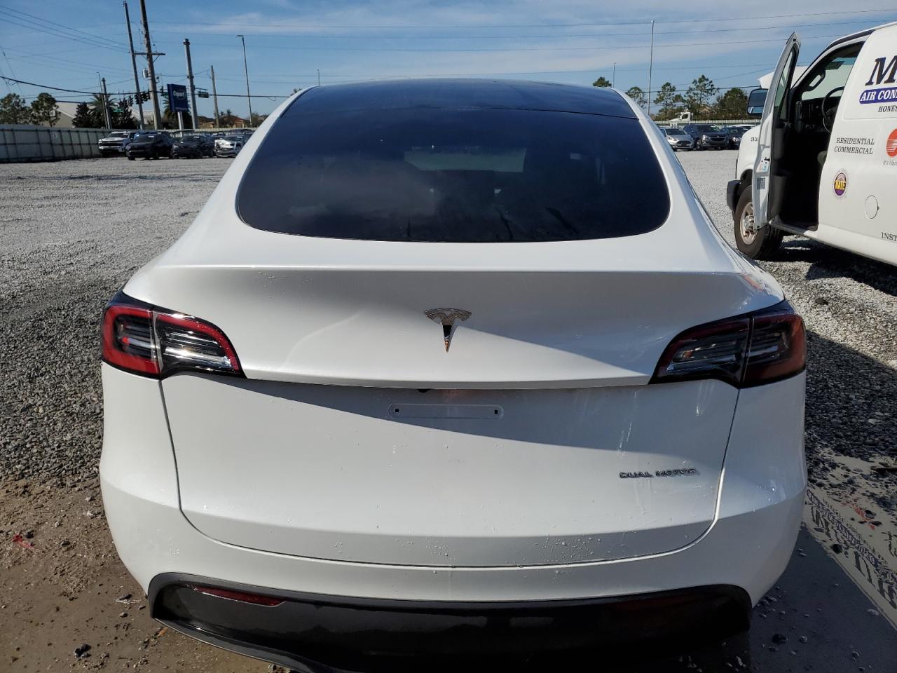 2024 TESLA MODEL Y  VIN:7SAYGDEE2RA265477