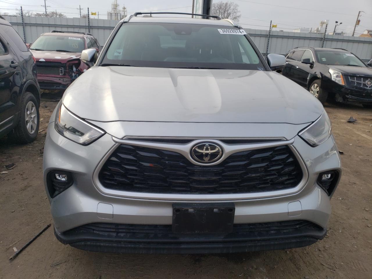 2022 TOYOTA HIGHLANDER XLE VIN:5TDHZRBH5NS581533