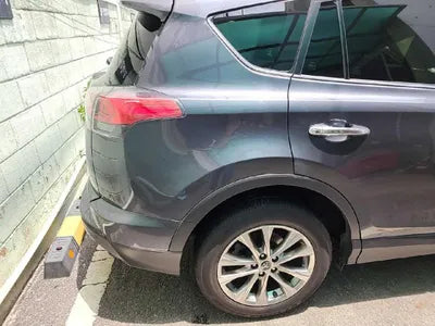 2017 Toyota RAV4 VIN: