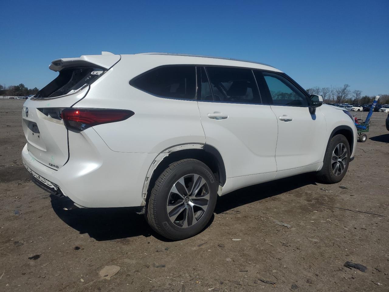 2022 TOYOTA HIGHLANDER XLE VIN:5TDGZRBH2NS573577