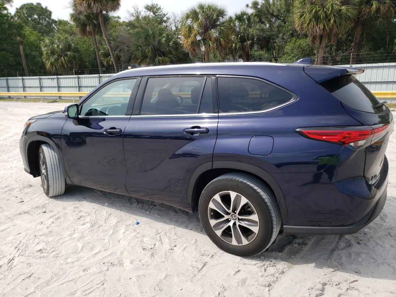 2022 TOYOTA HIGHLANDER XLE VIN:5TDGZRAHXNS094258