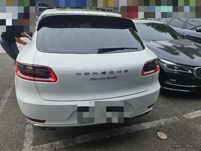 2016 Porsche Macan VIN: