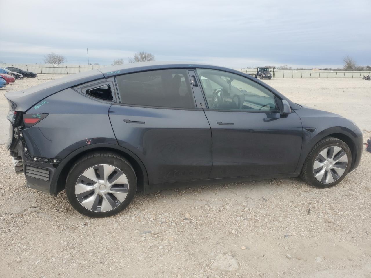 2024 TESLA MODEL Y  VIN:7SAYGDEE1RA235662