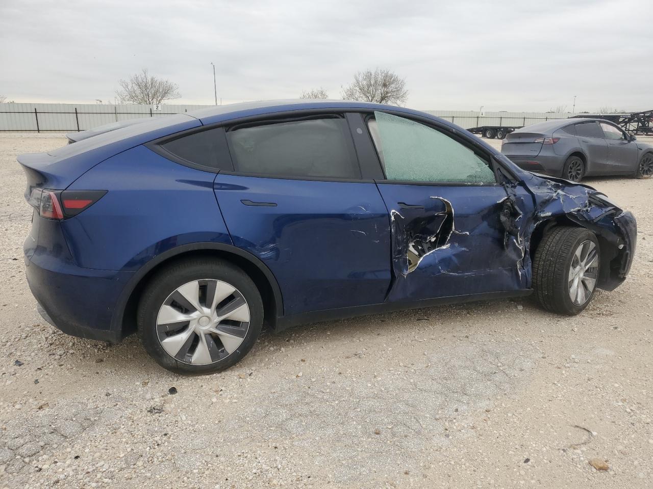 2024 TESLA MODEL Y  VIN:7SAYGDEE8RA270456