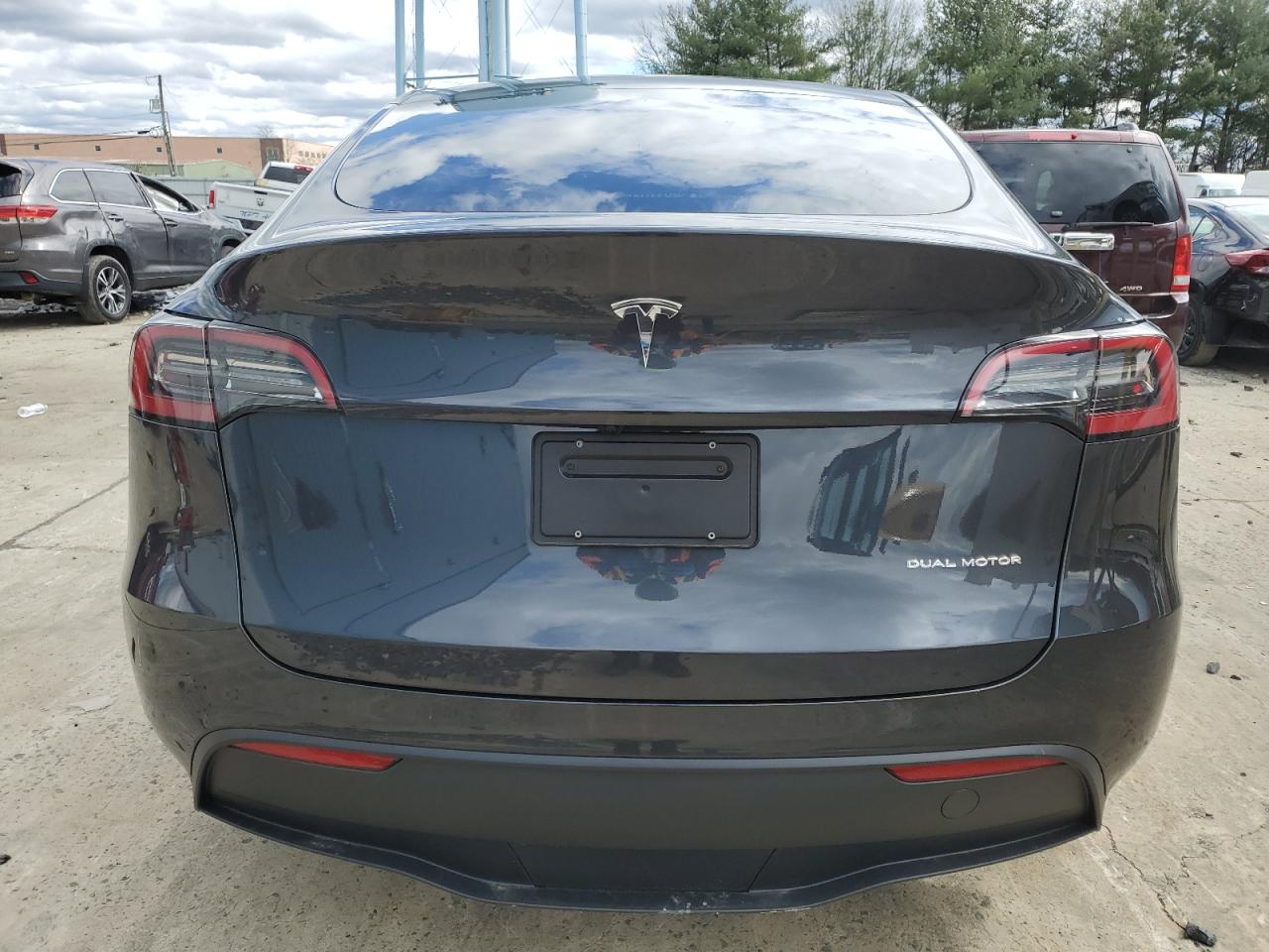 2024 TESLA MODEL Y  VIN:7SAYGDEE8RF990536