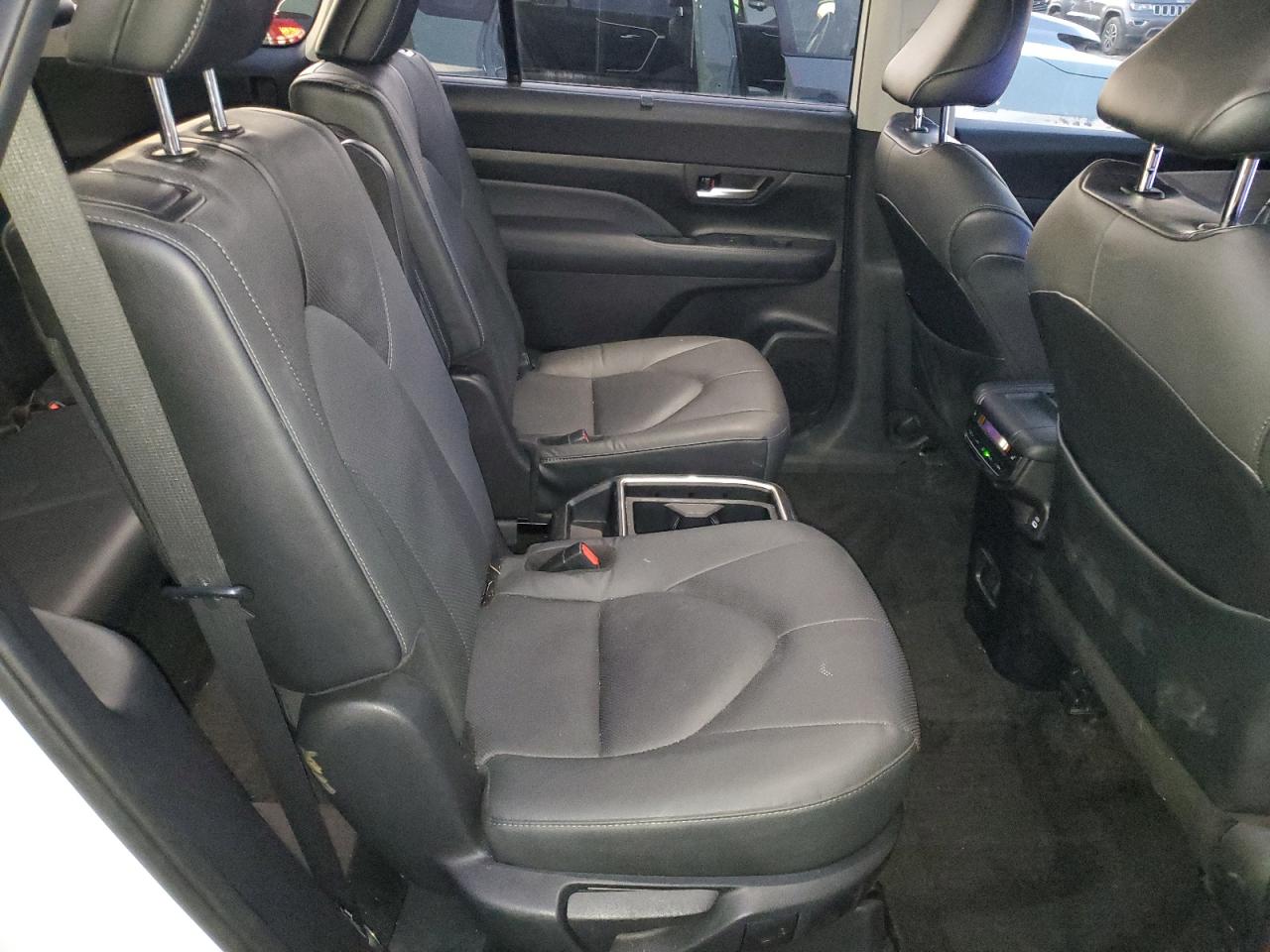 2024 TOYOTA GRAND HIGHLANDER XLE VIN:5TDAAAA59RS000526