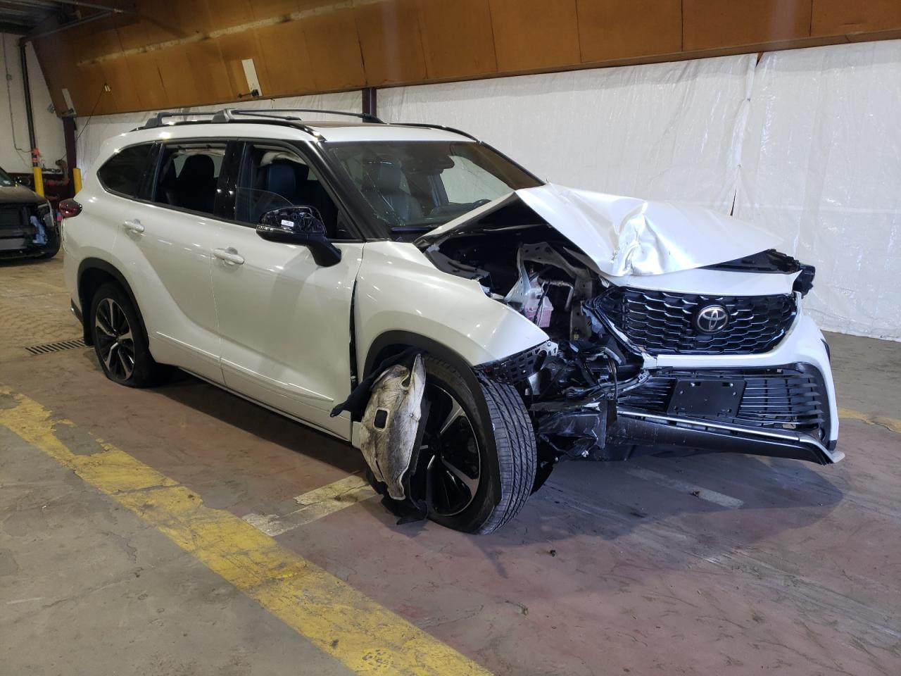 2022 TOYOTA HIGHLANDER XSE VIN:5TDJZRBH4NS197633