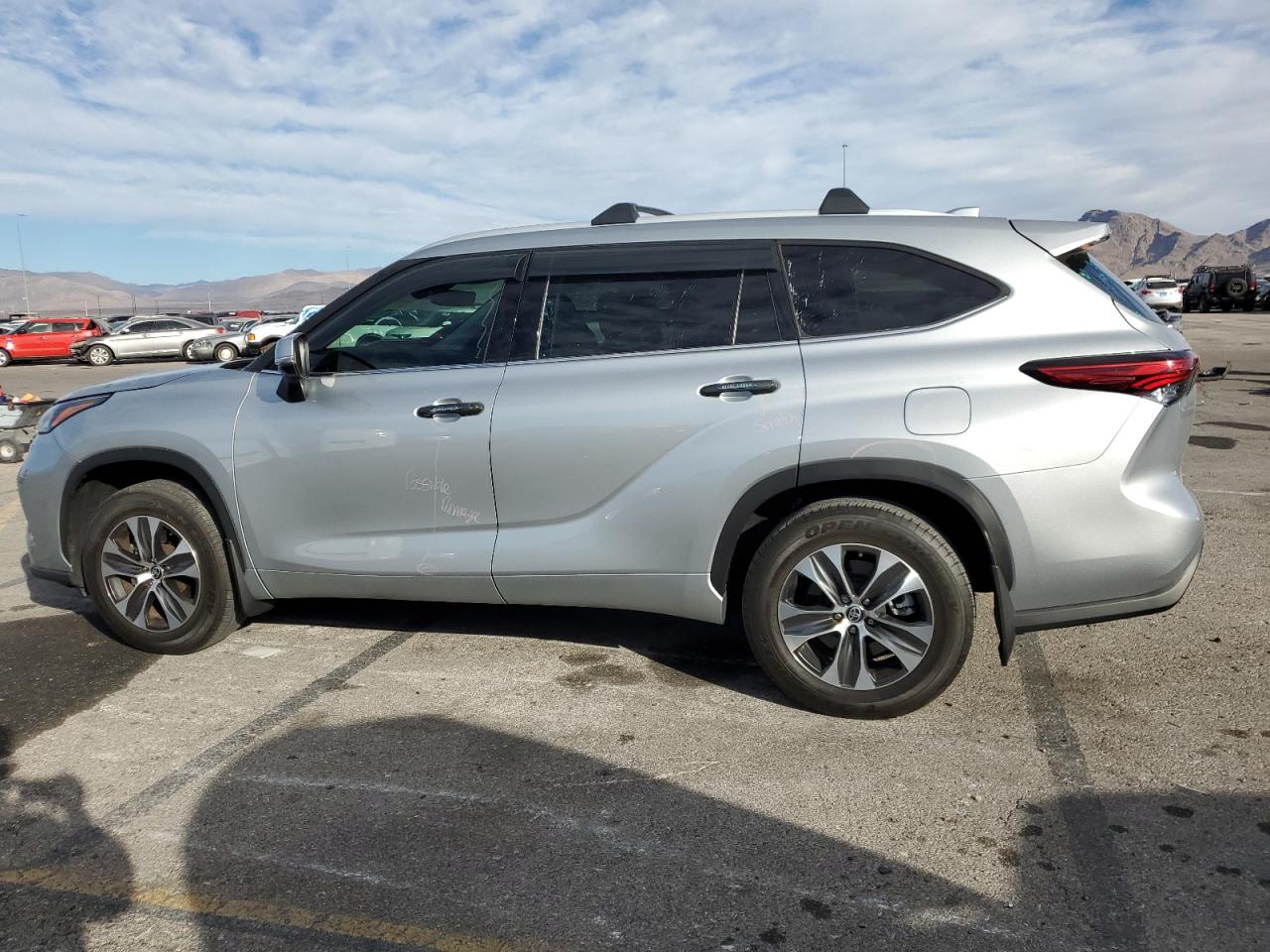 2022 TOYOTA HIGHLANDER XLE VIN:5TDHZRBH1NS586955
