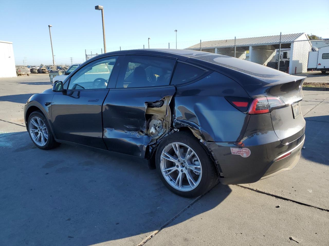 2024 TESLA MODEL Y  VIN:7SAYGAEE3RF020219