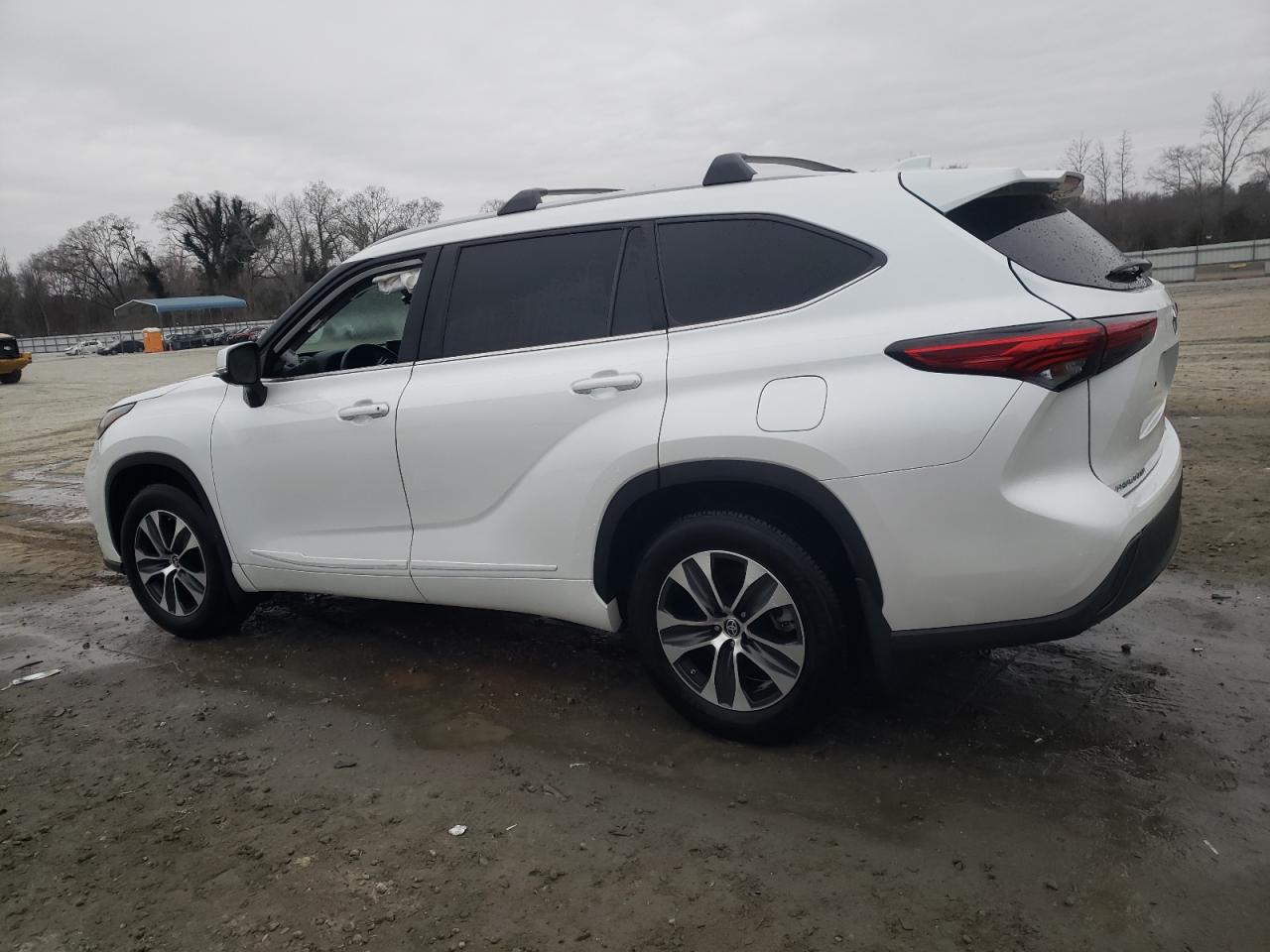 2022 TOYOTA HIGHLANDER XLE VIN:5TDHZRBH6NS574929