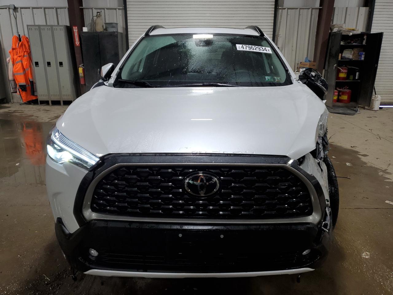 2022 TOYOTA COROLLA CROSS XLE VIN:7MUDAABG6NV038499