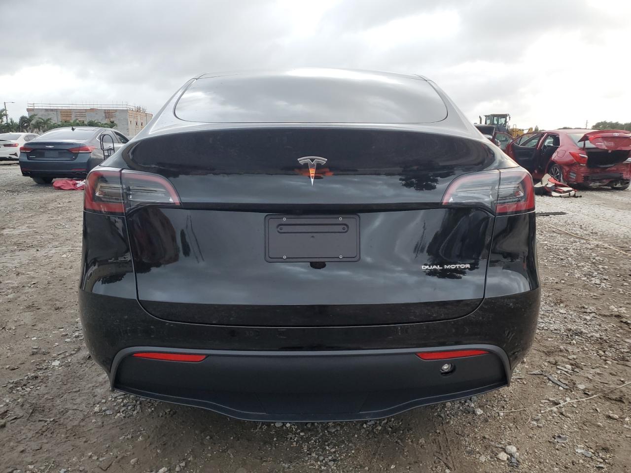 2024 TESLA MODEL Y  VIN:7SAYGAEE8RF184937