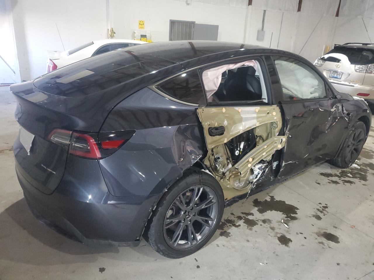 2024 TESLA MODEL Y  VIN:7SAYGDEE7RA323695