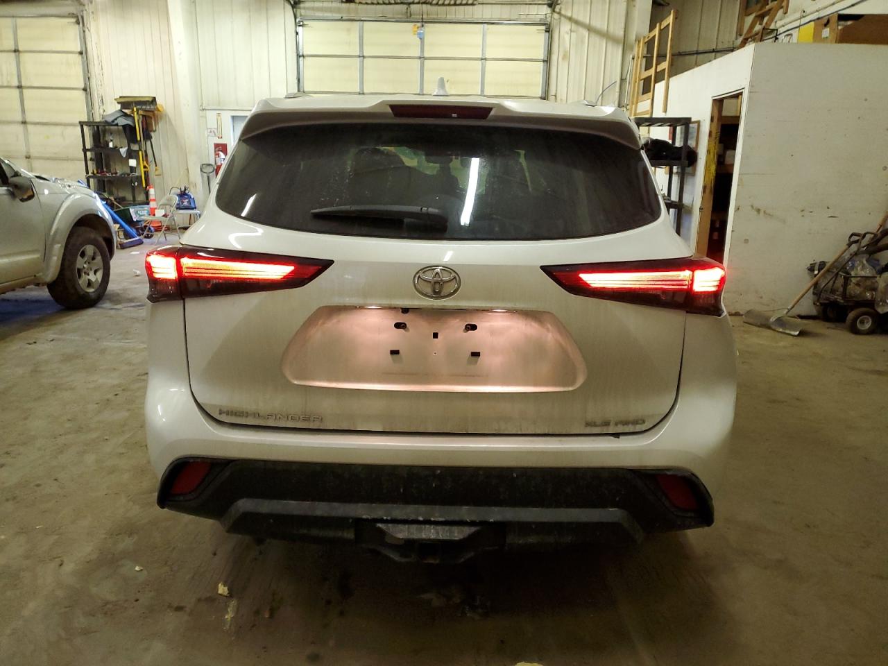 2022 TOYOTA HIGHLANDER XLE VIN:5TDGZRBH8NS560915